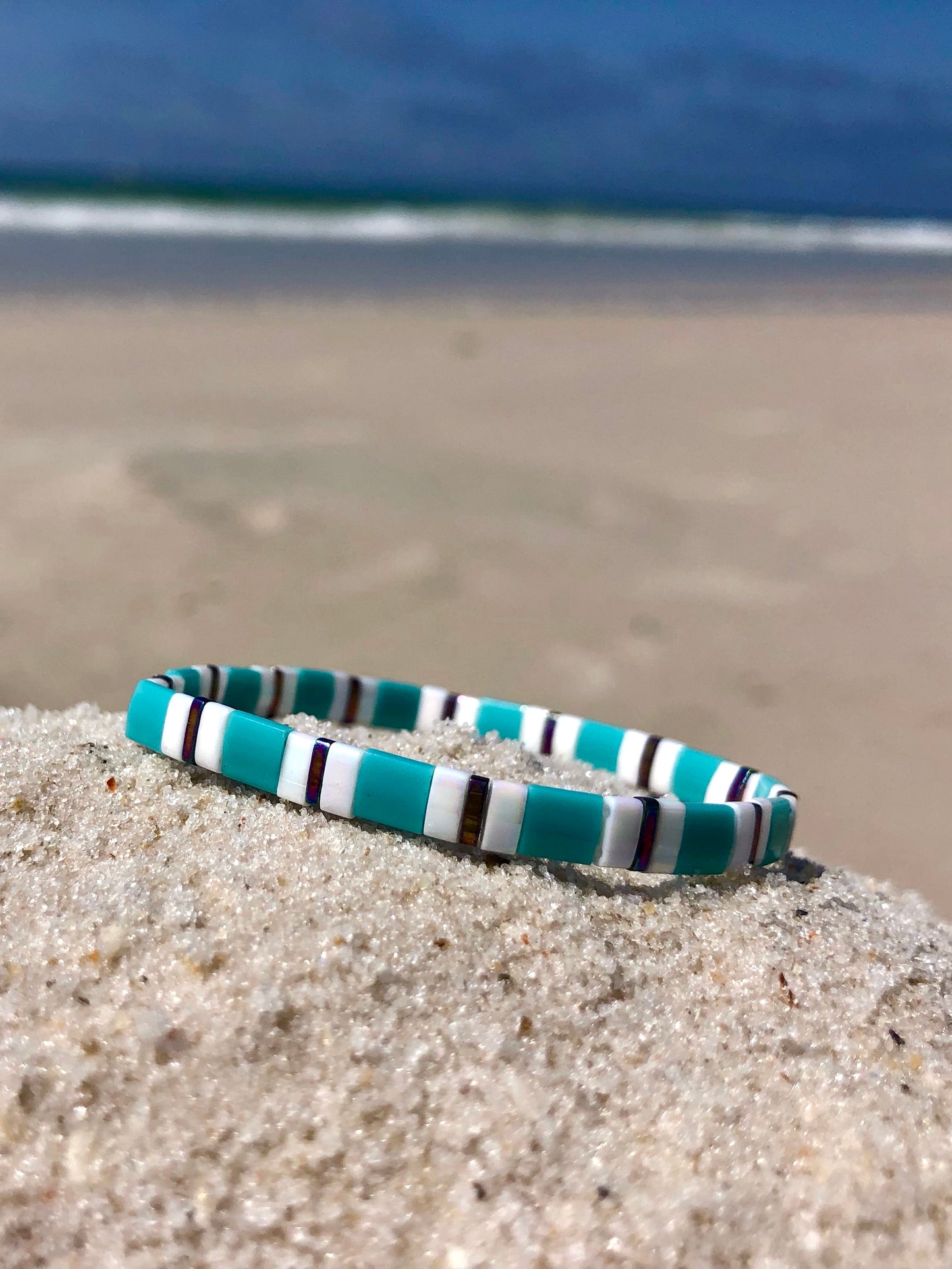 ‘Tropical Tide’ Tila Glass Bead Elastic Bracelet